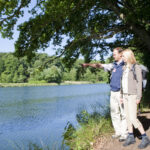 Zwei Menschen stehen am Weiher St. Nikolaus