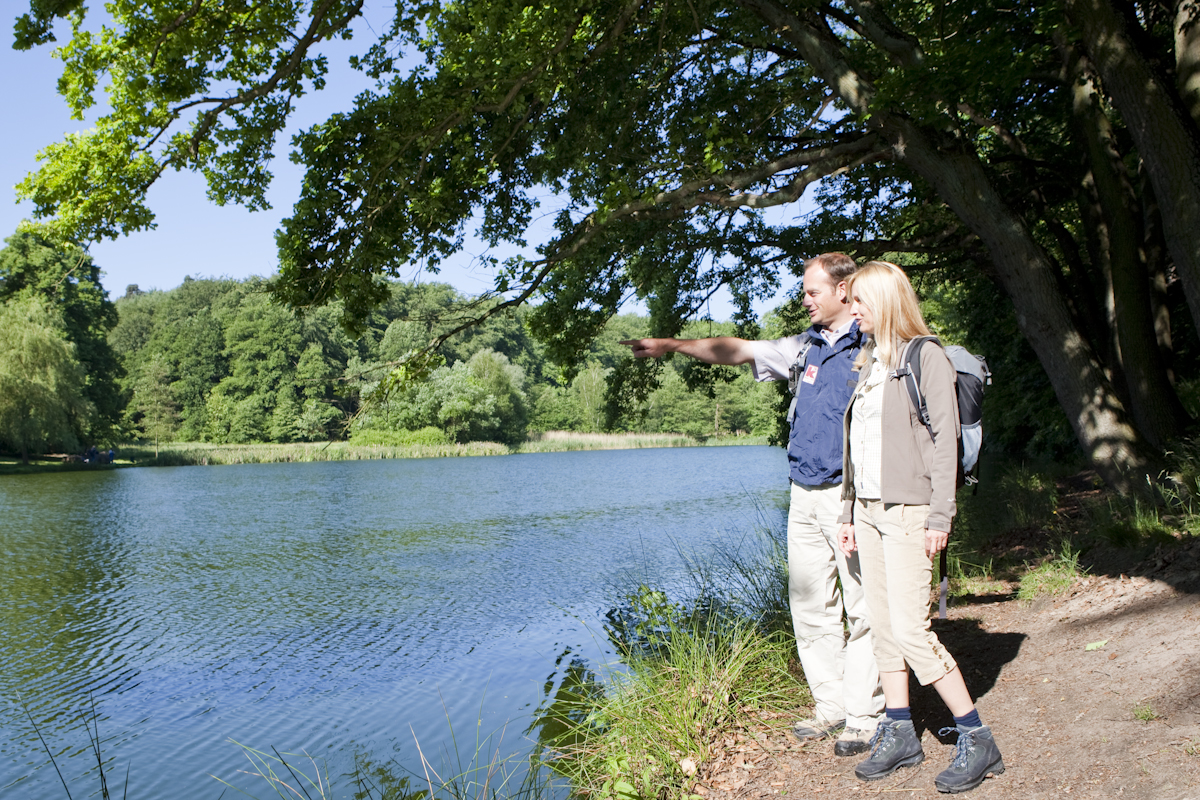 Zwei Menschen stehen am Weiher St. Nikolaus